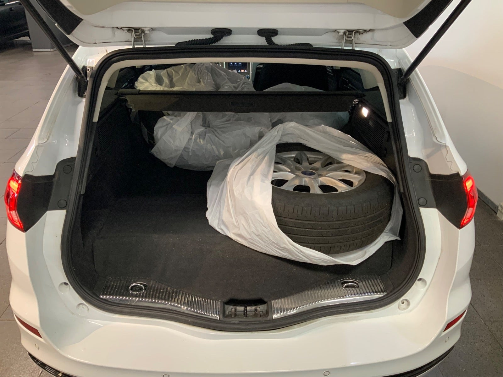 Hvid Ford Mondeo fra 2019