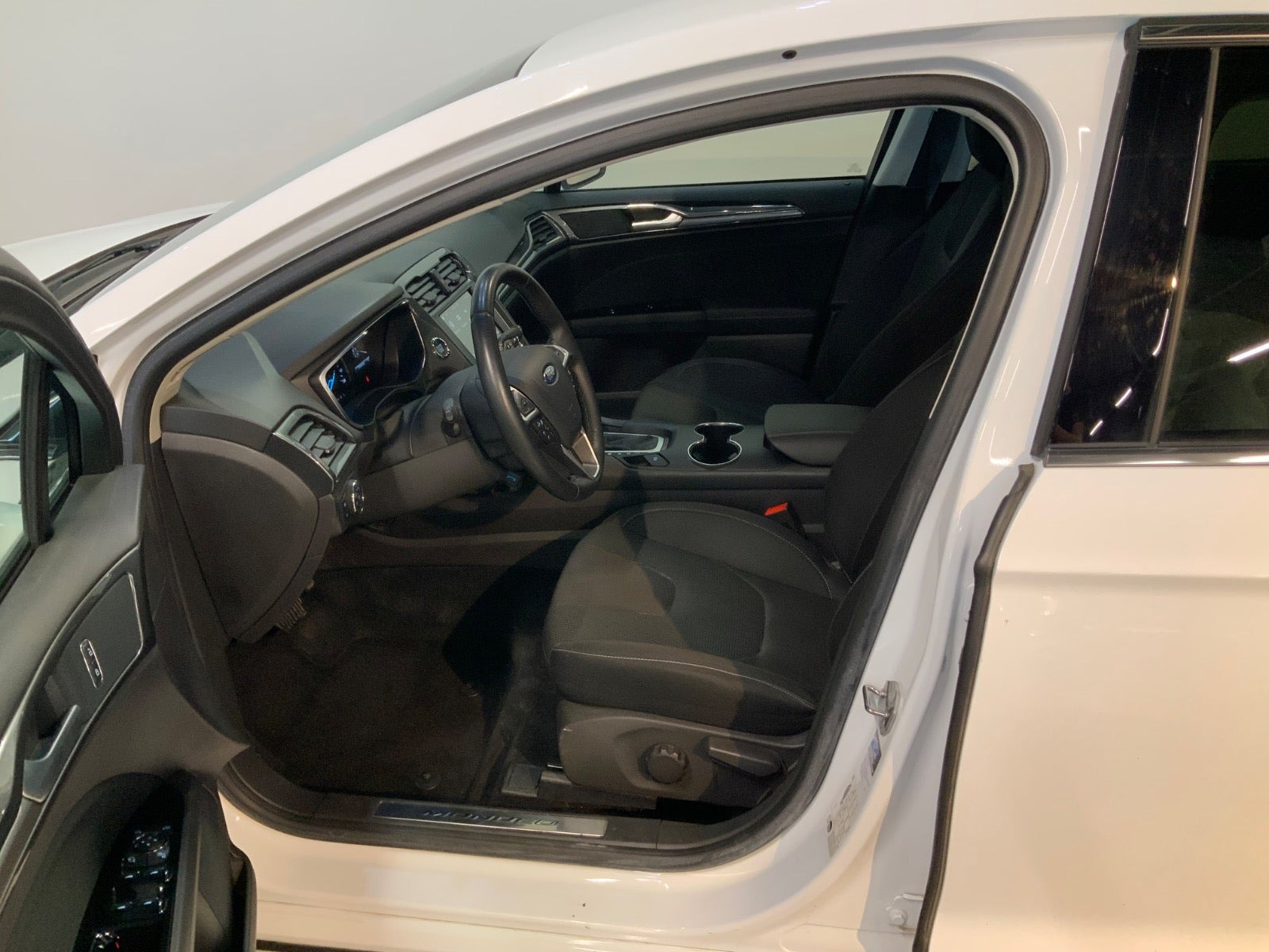 Hvid Ford Mondeo fra 2019