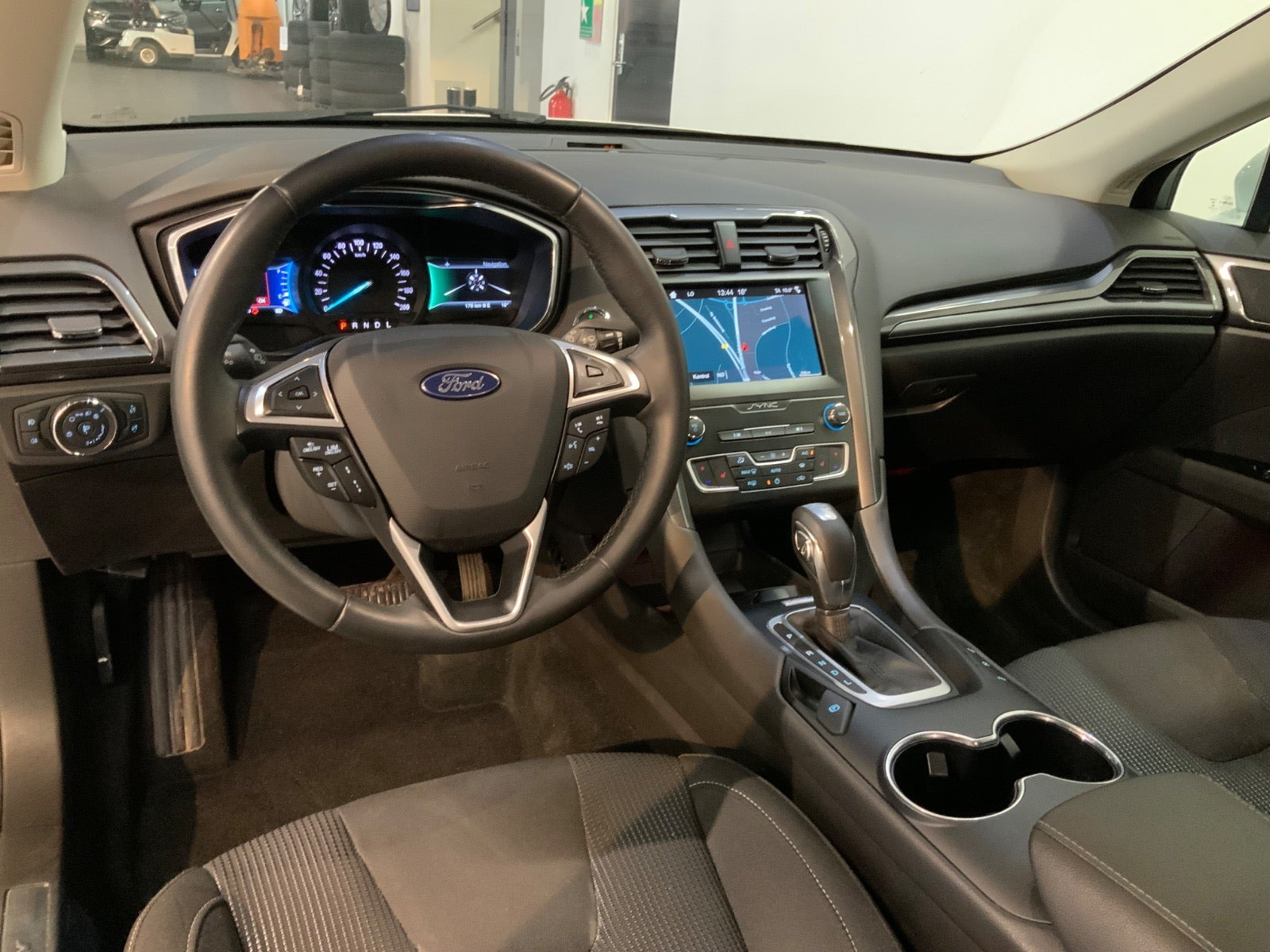 Hvid Ford Mondeo fra 2019