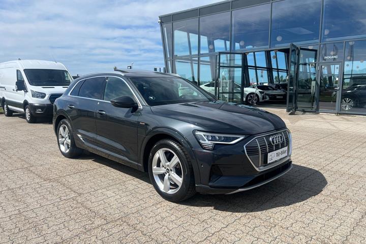 Grå Audi e-tron fra 2022 set udefra
