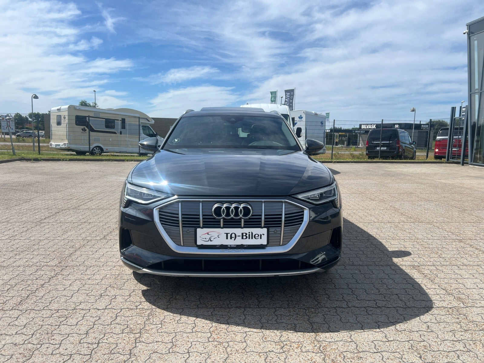Grå Audi e-tron fra 2022