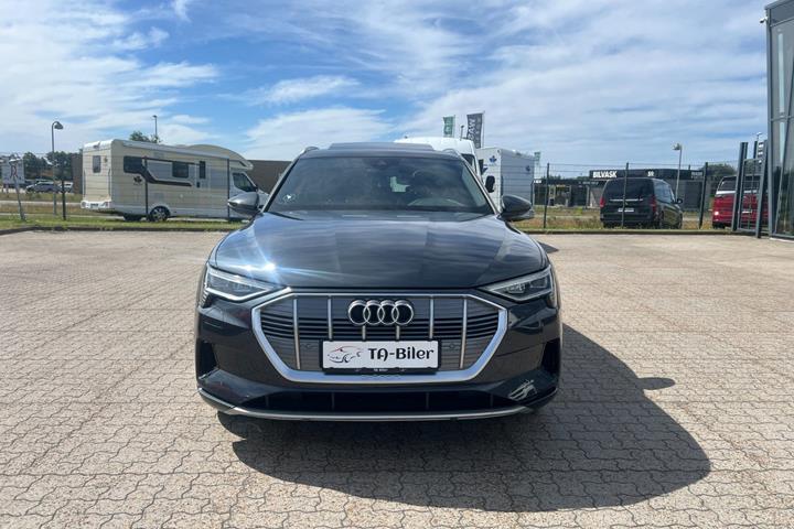 Grå Audi e-tron fra 2022