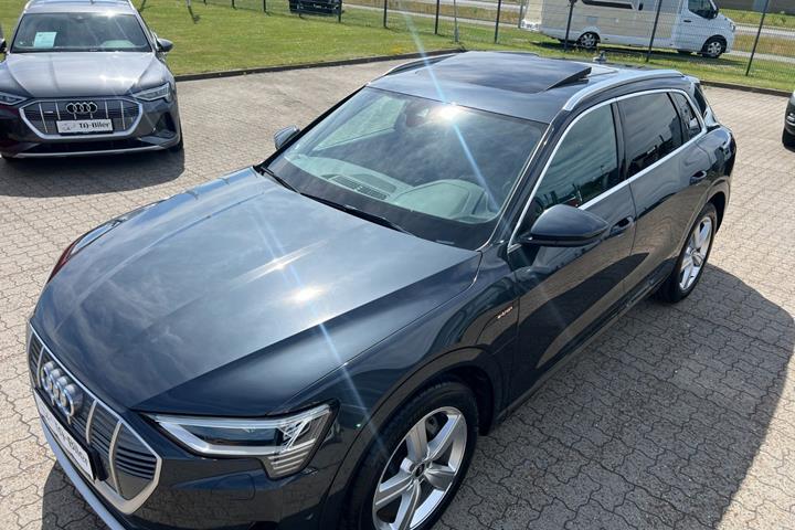 Grå Audi e-tron fra 2022