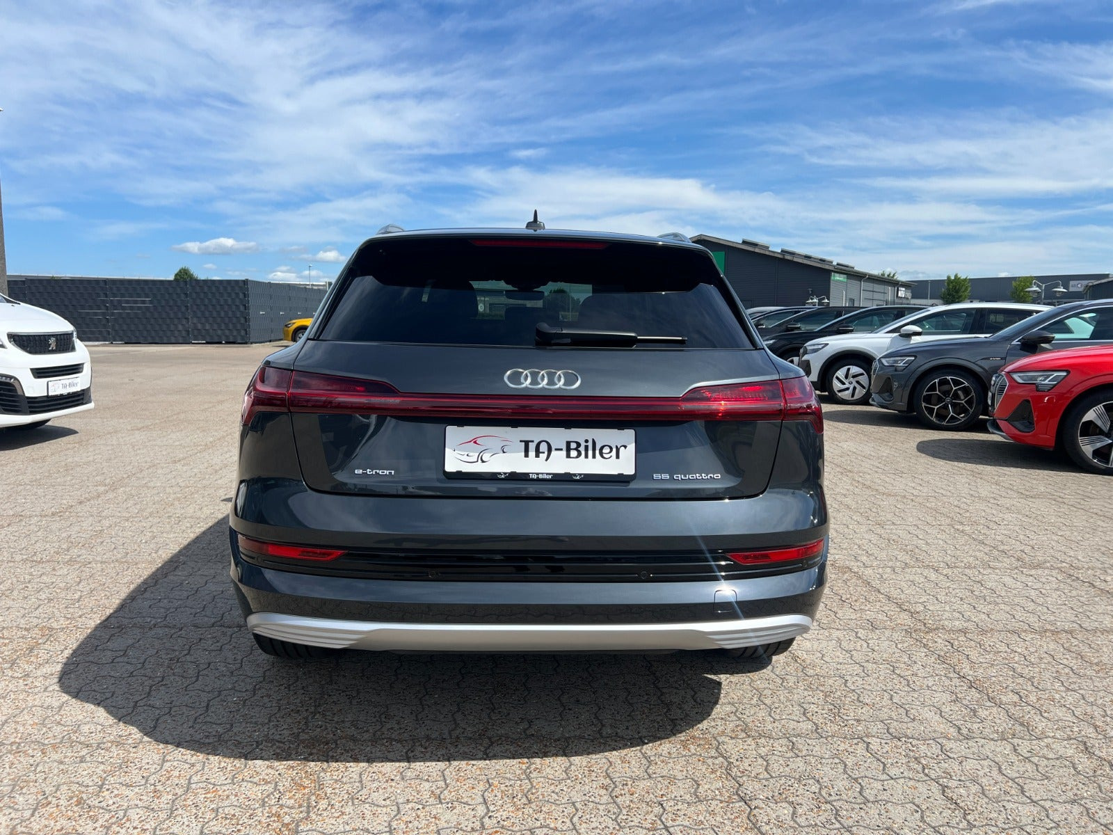 Grå Audi e-tron fra 2022