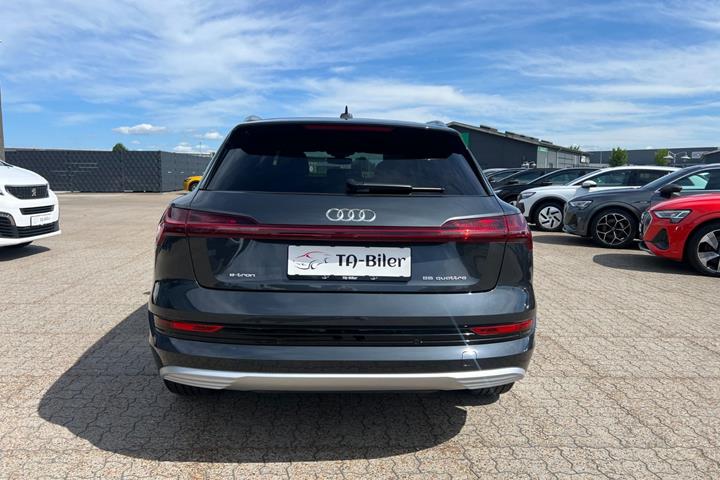 Grå Audi e-tron fra 2022