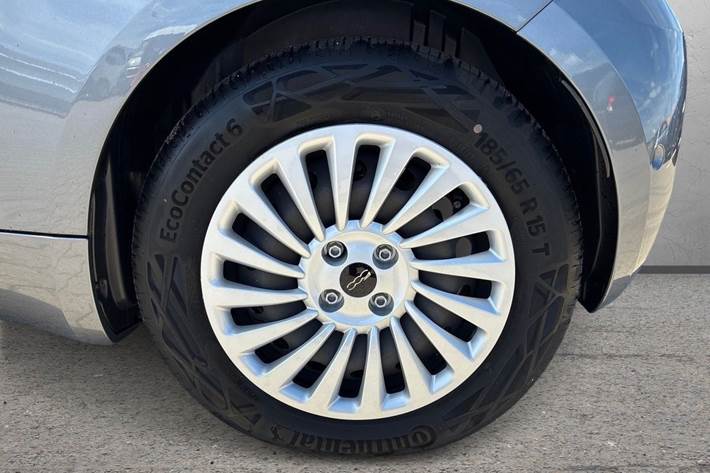 Grå Fiat 500e fra 2023