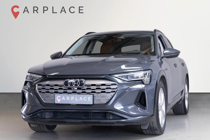 Grå Audi Q8 e-tron fra 2024 set udefra