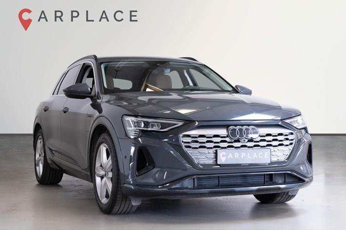 Grå Audi Q8 e-tron fra 2024
