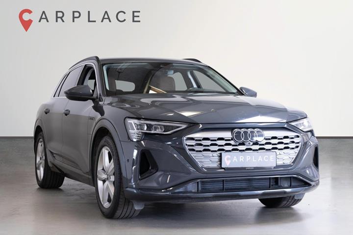 Grå Audi Q8 e-tron fra 2024
