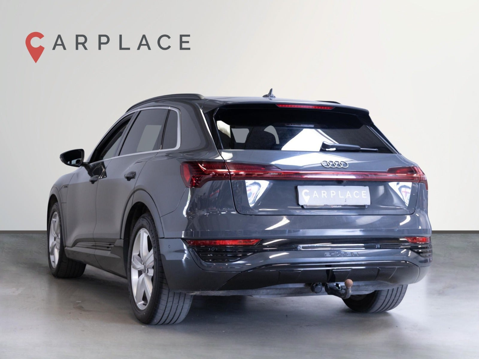 Grå Audi Q8 e-tron fra 2024