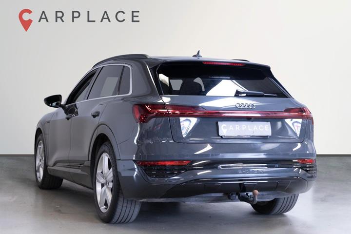 Grå Audi Q8 e-tron fra 2024