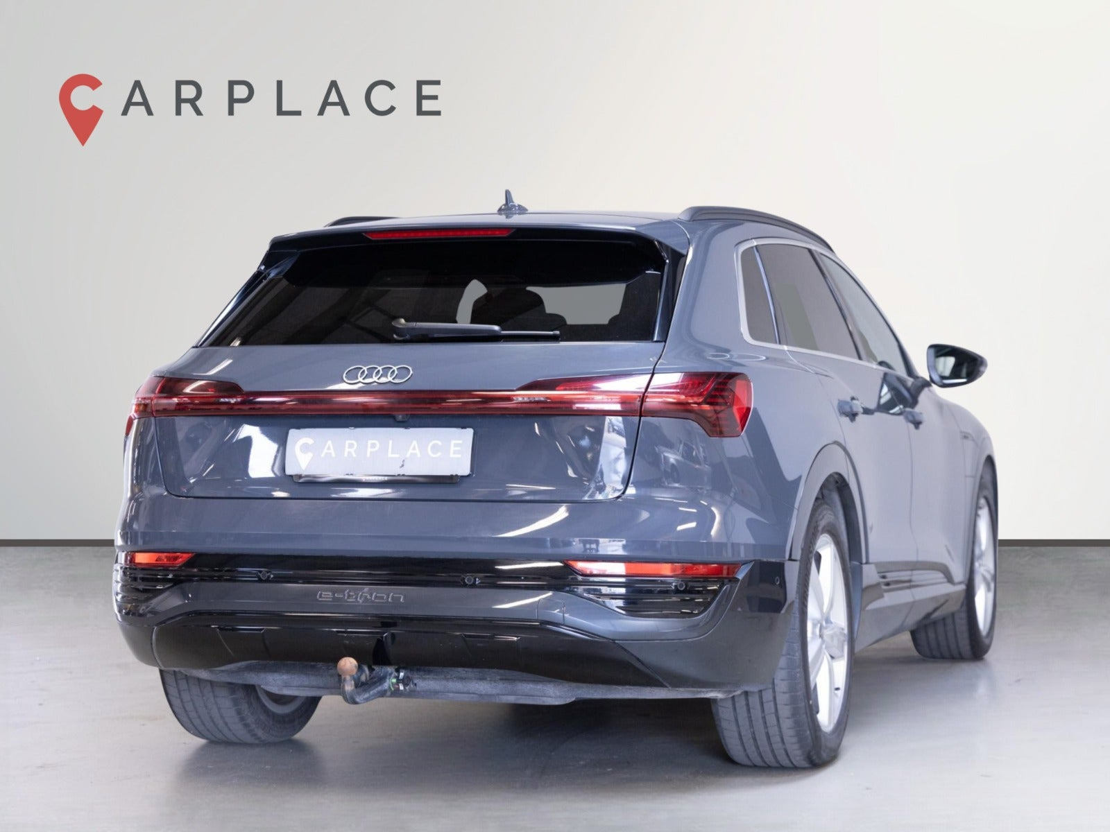 Grå Audi Q8 e-tron fra 2024