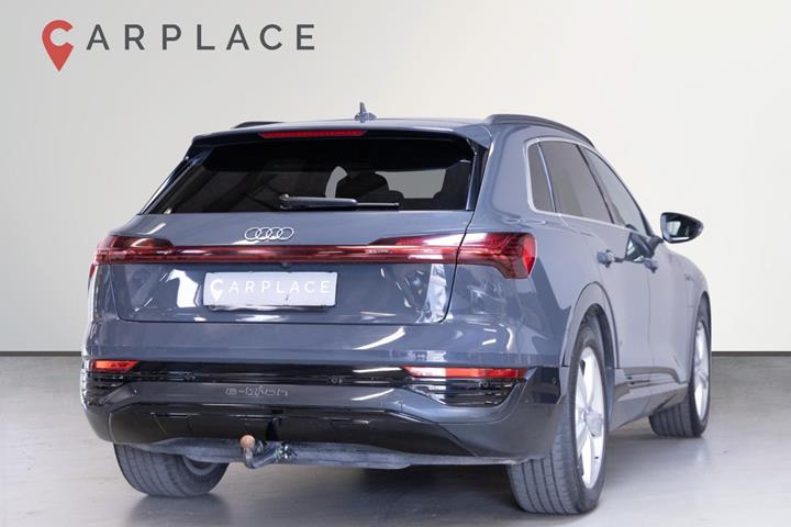 Grå Audi Q8 e-tron fra 2024