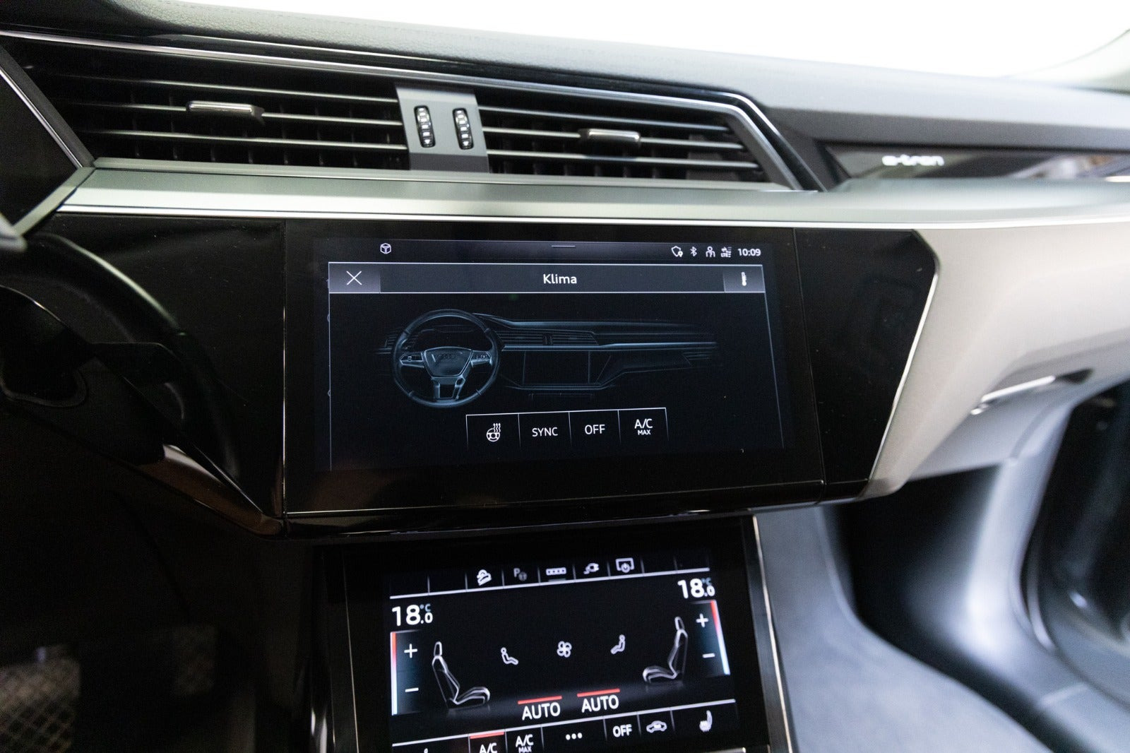 Grå Audi Q8 e-tron fra 2024