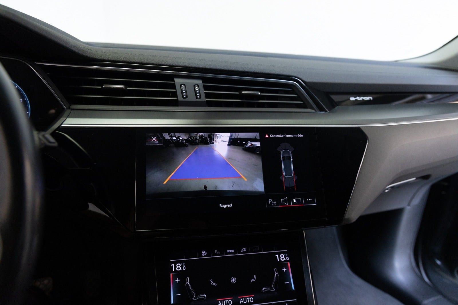 Grå Audi Q8 e-tron fra 2024