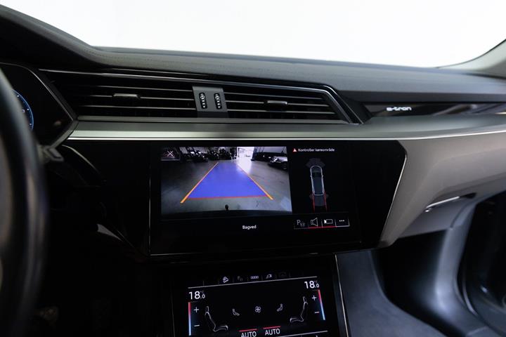 Grå Audi Q8 e-tron fra 2024