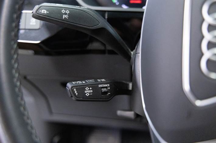 Grå Audi Q8 e-tron fra 2024