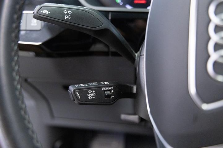 Grå Audi Q8 e-tron fra 2024