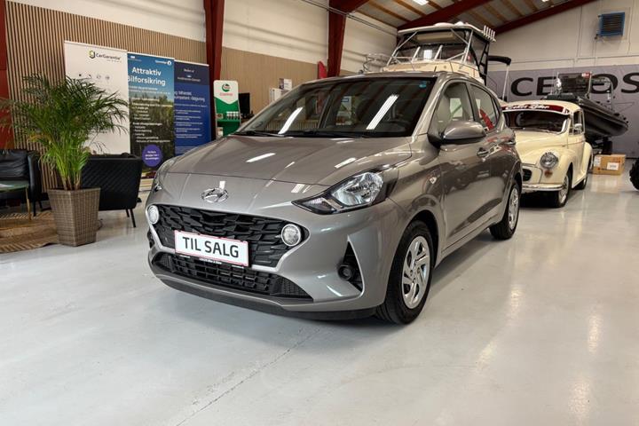 Sølv Hyundai i10 fra 2022