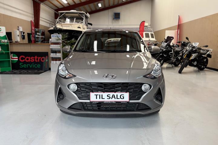 Sølv Hyundai i10 fra 2022