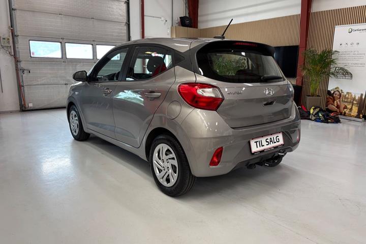 Sølv Hyundai i10 fra 2022