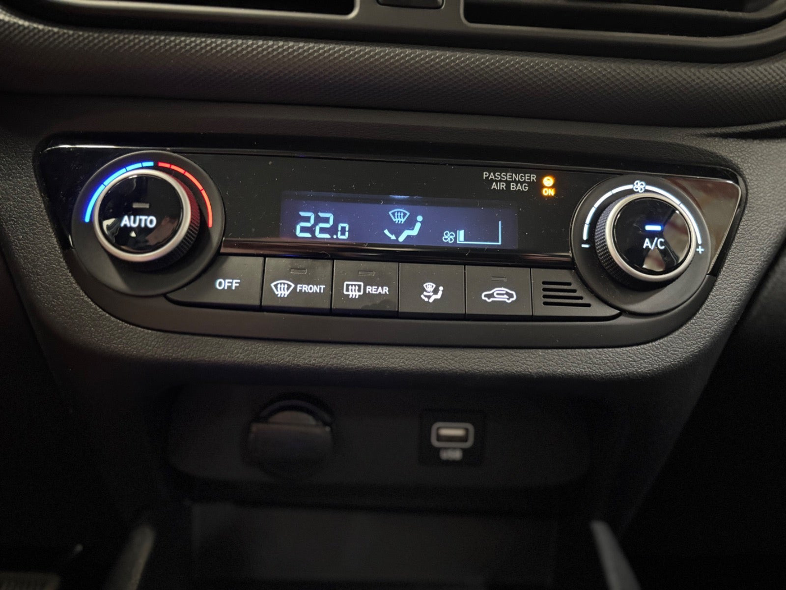 Sølv Hyundai i10 fra 2022