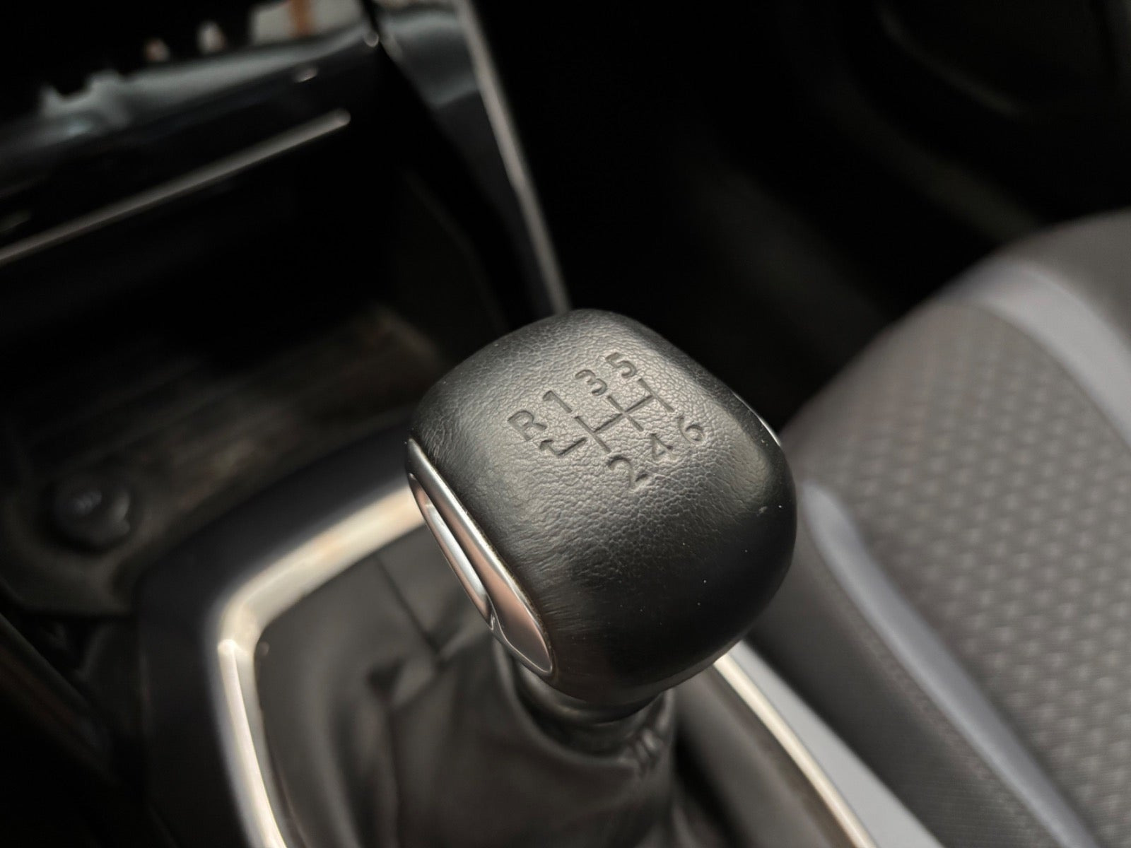 Blå Peugeot 2008 fra 2021