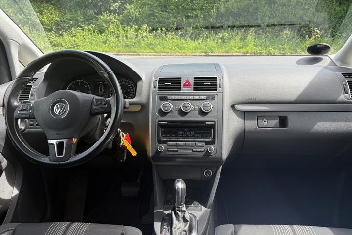 Sølv VW Touran fra 2013
