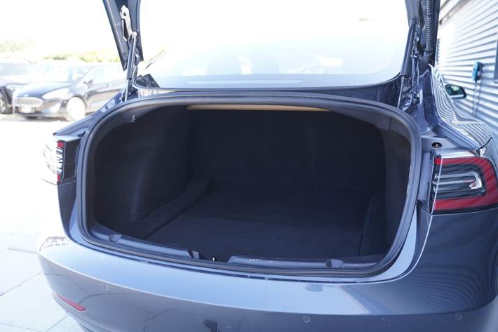 Grå Tesla Model 3 fra 2019