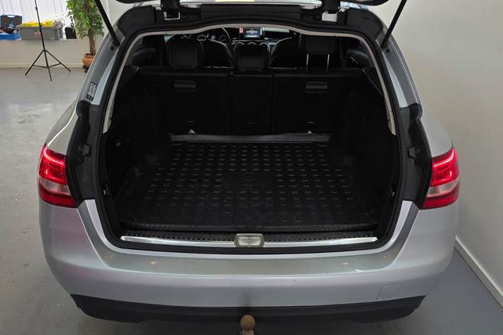 Sølv Mercedes C200 fra 2015
