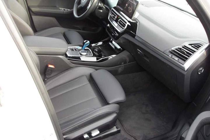 Hvid BMW iX3 fra 2023
