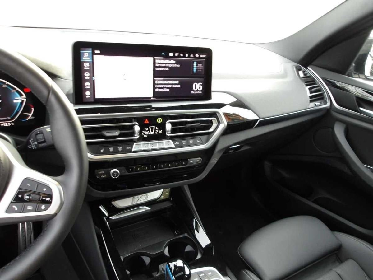 Hvid BMW iX3 fra 2023