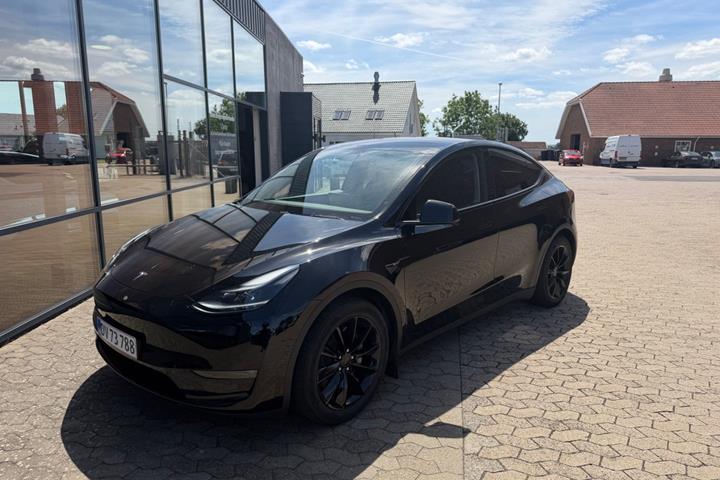 Sort Tesla Model Y fra 2023