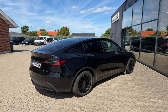 Sort Tesla Model Y fra 2023