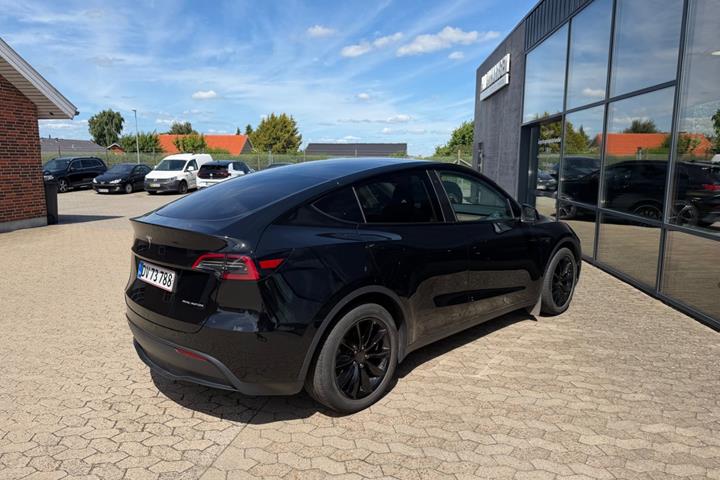Sort Tesla Model Y fra 2023