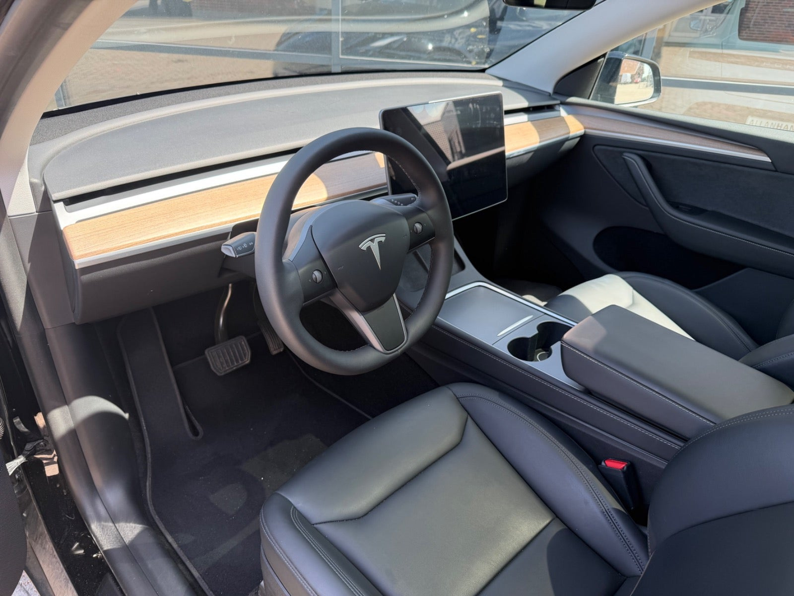 Sort Tesla Model Y fra 2023