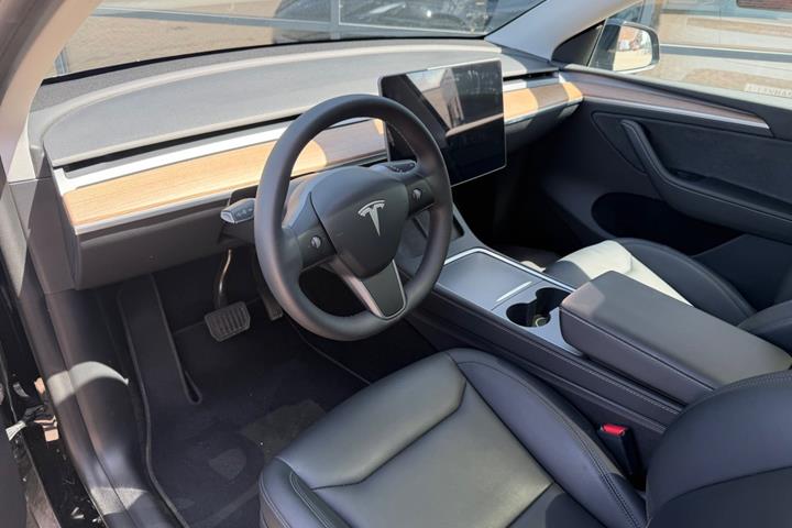 Sort Tesla Model Y fra 2023