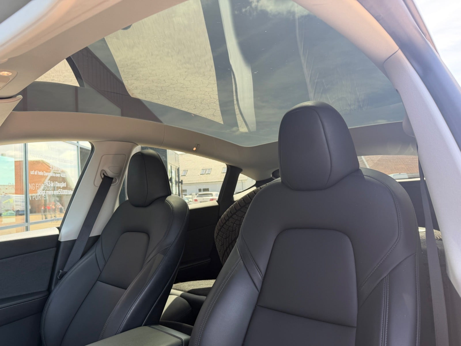 Sort Tesla Model Y fra 2023