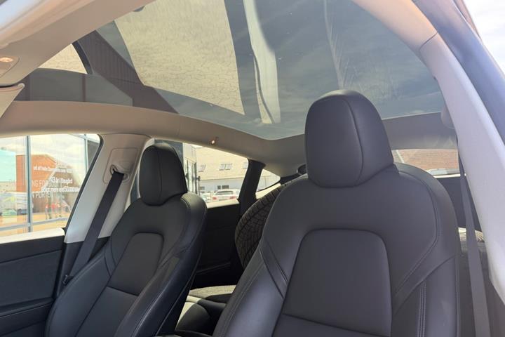 Sort Tesla Model Y fra 2023