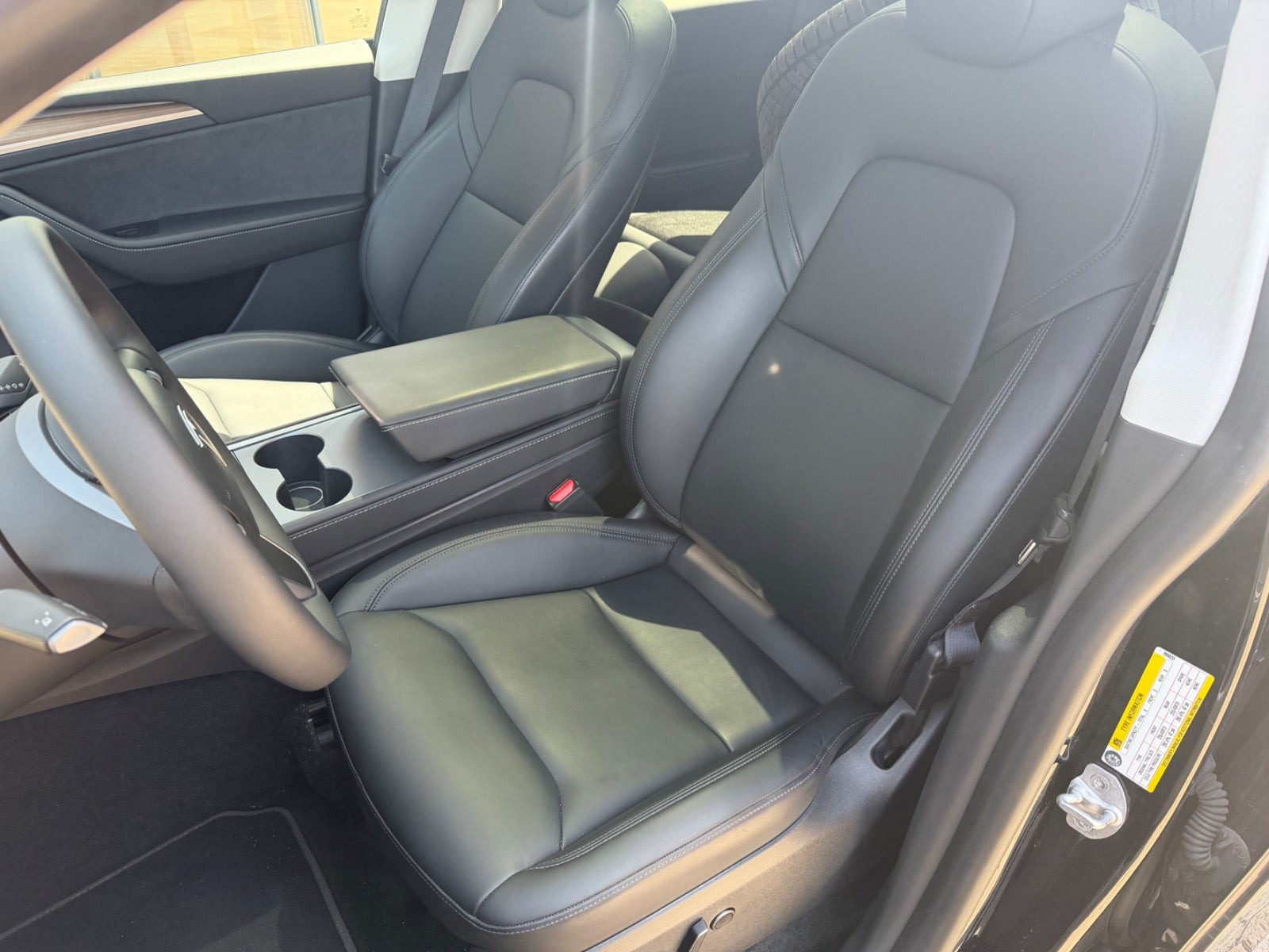 Sort Tesla Model Y fra 2023