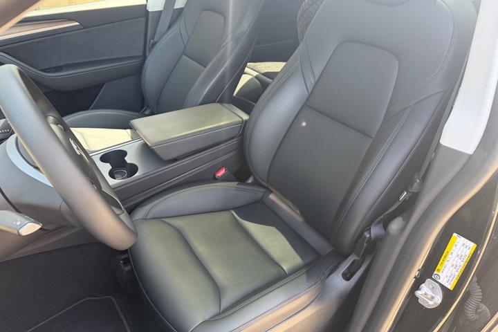 Sort Tesla Model Y fra 2023