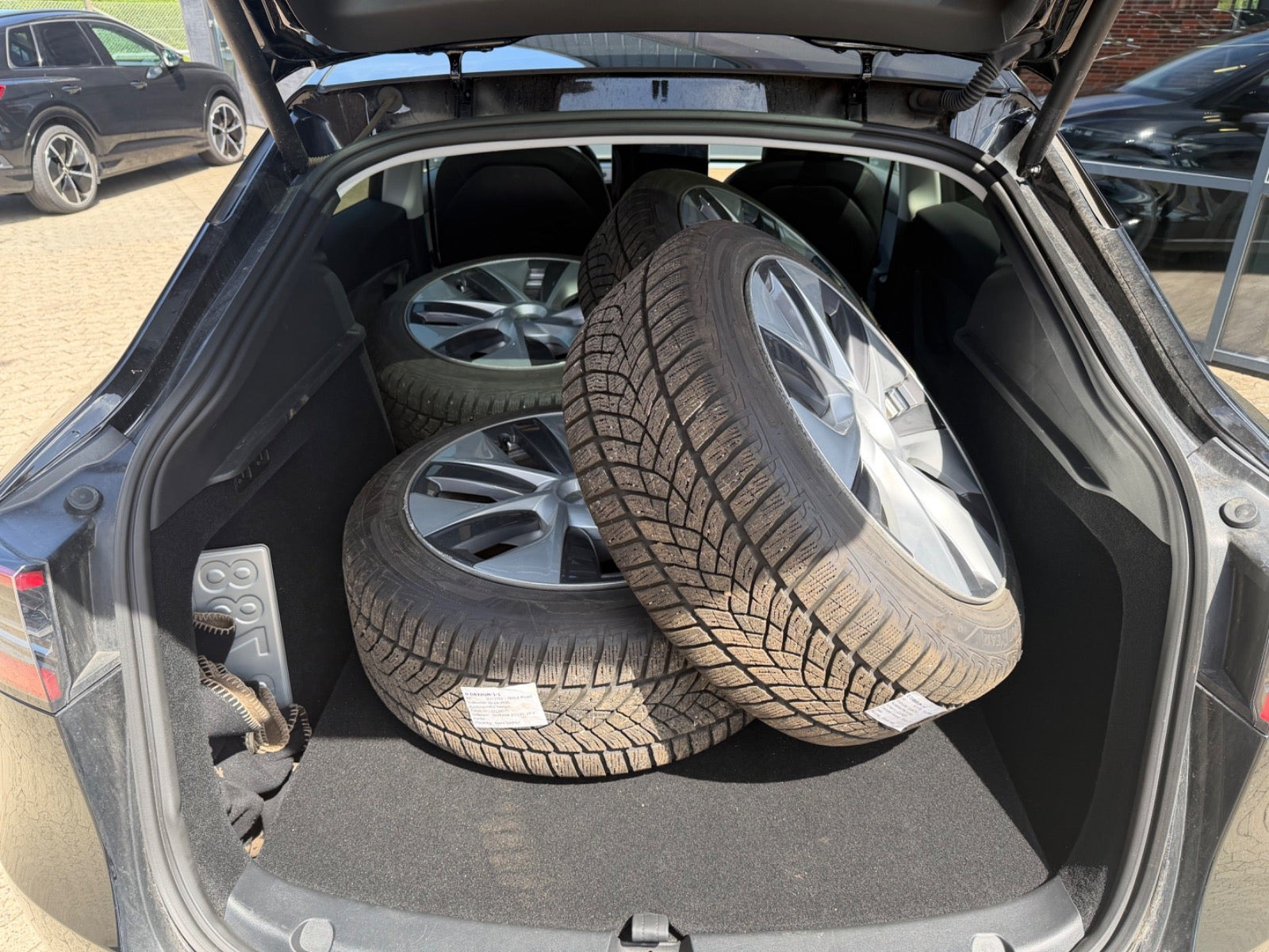 Sort Tesla Model Y fra 2023