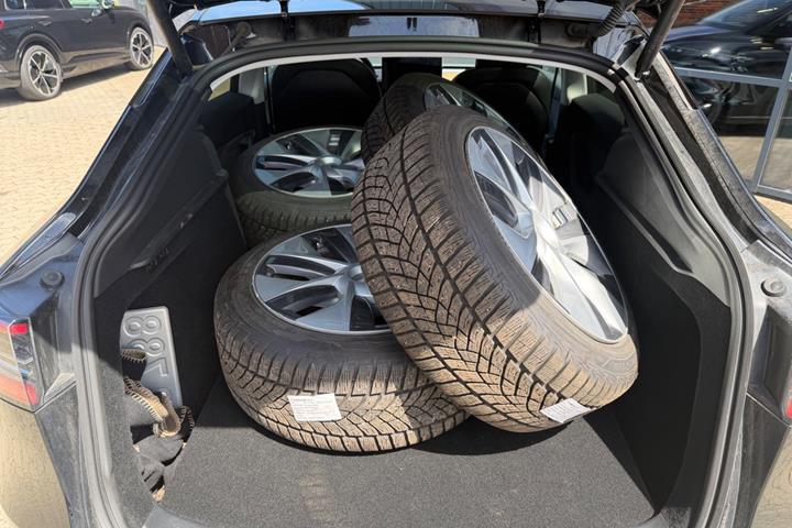 Sort Tesla Model Y fra 2023