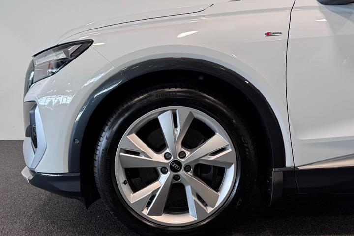 Hvid Audi Q4 e-tron fra 2023