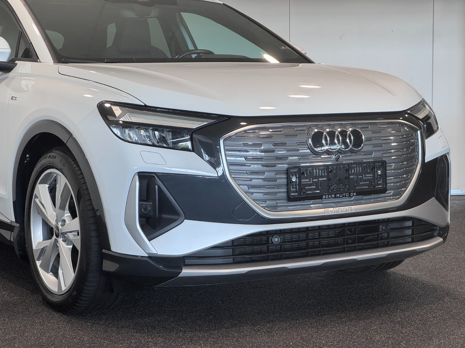 Hvid Audi Q4 e-tron fra 2023
