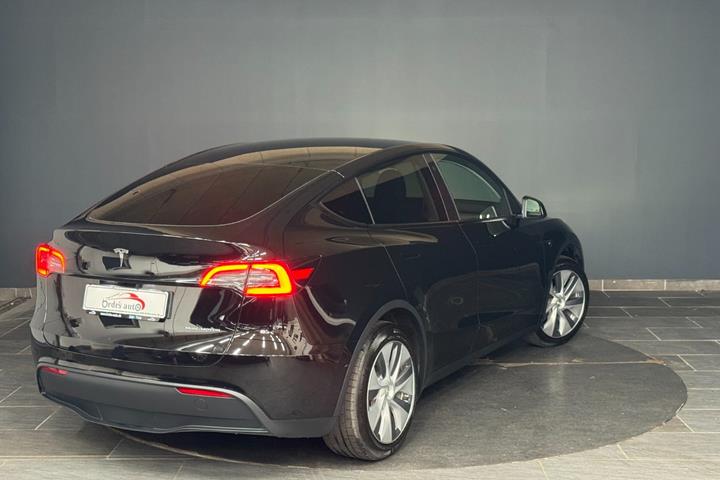 Sort Tesla Model Y fra 2024