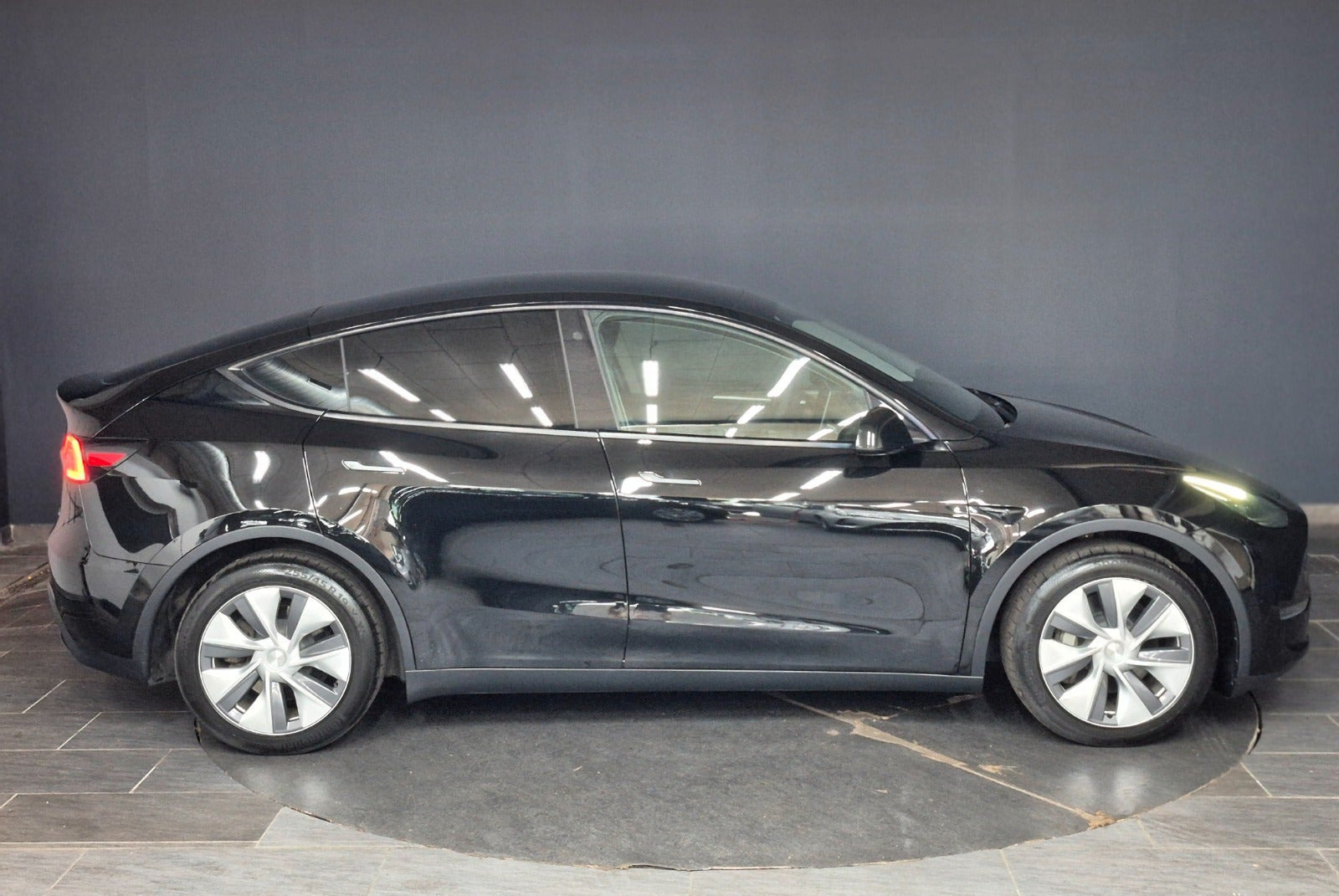 Sort Tesla Model Y fra 2024