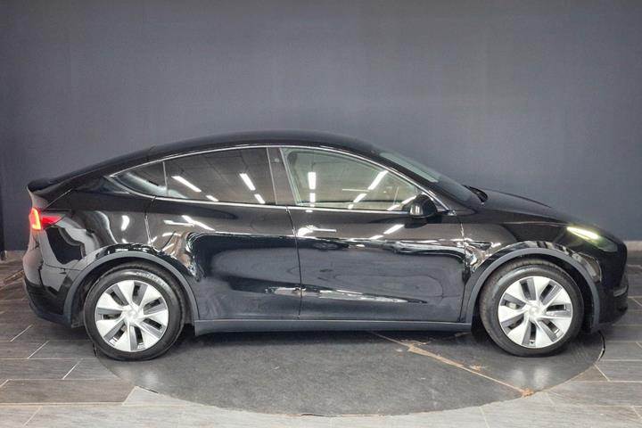 Sort Tesla Model Y fra 2024