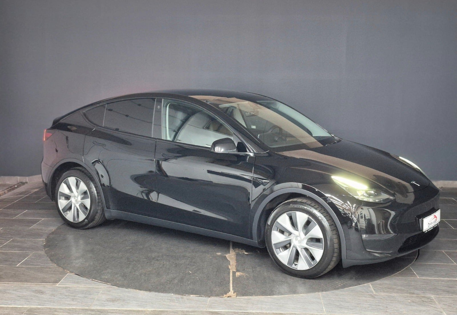 Sort Tesla Model Y fra 2024