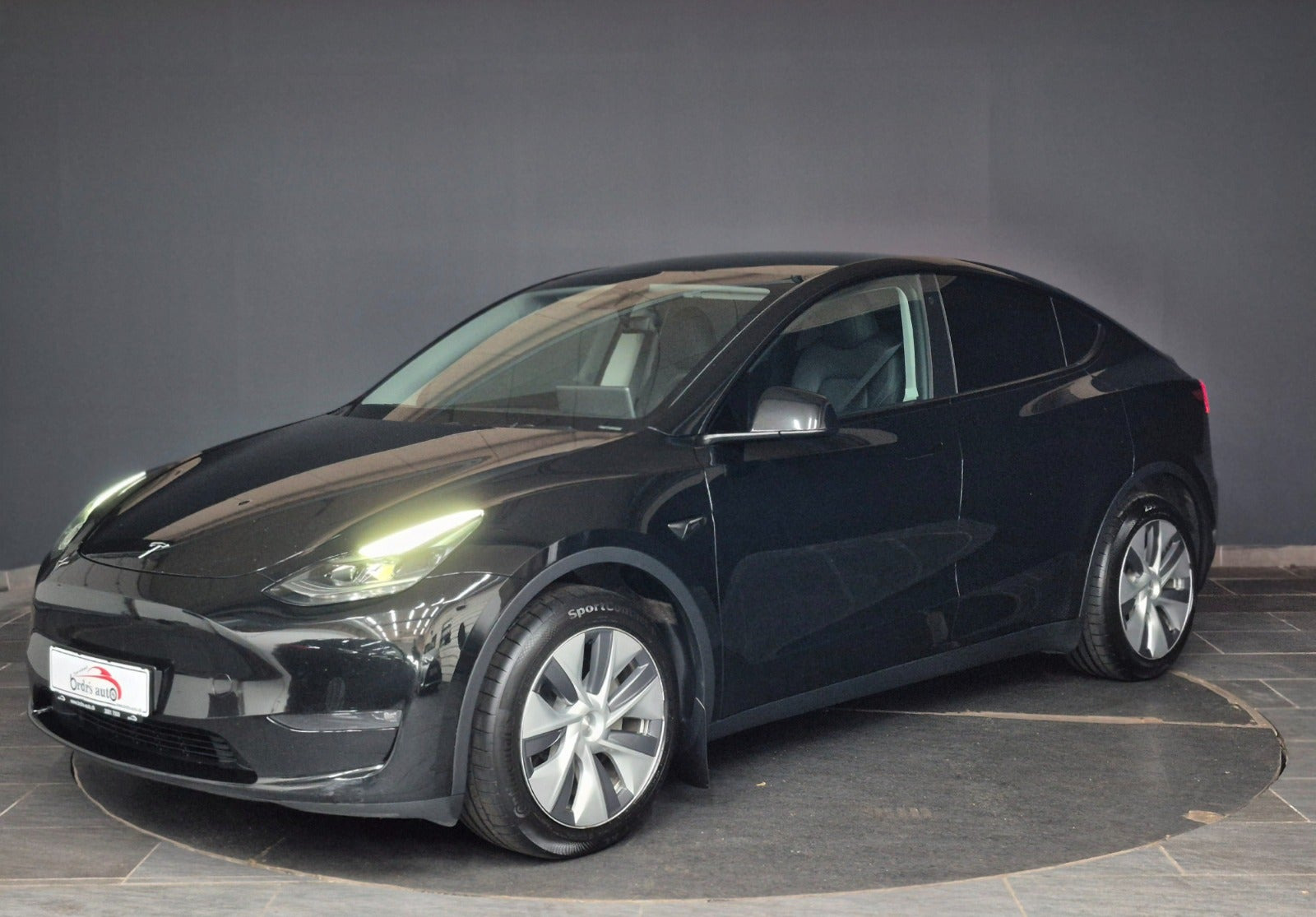 Sort Tesla Model Y fra 2024